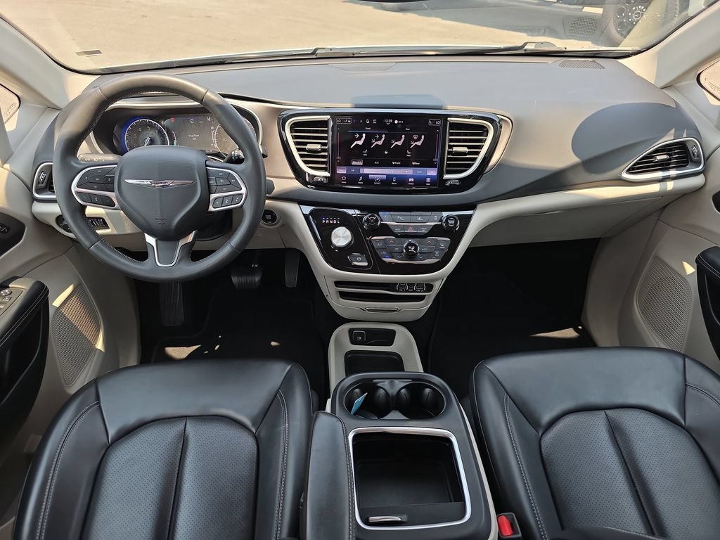 Used 2023 Chrysler Pacifica Touring-L FWD image 13