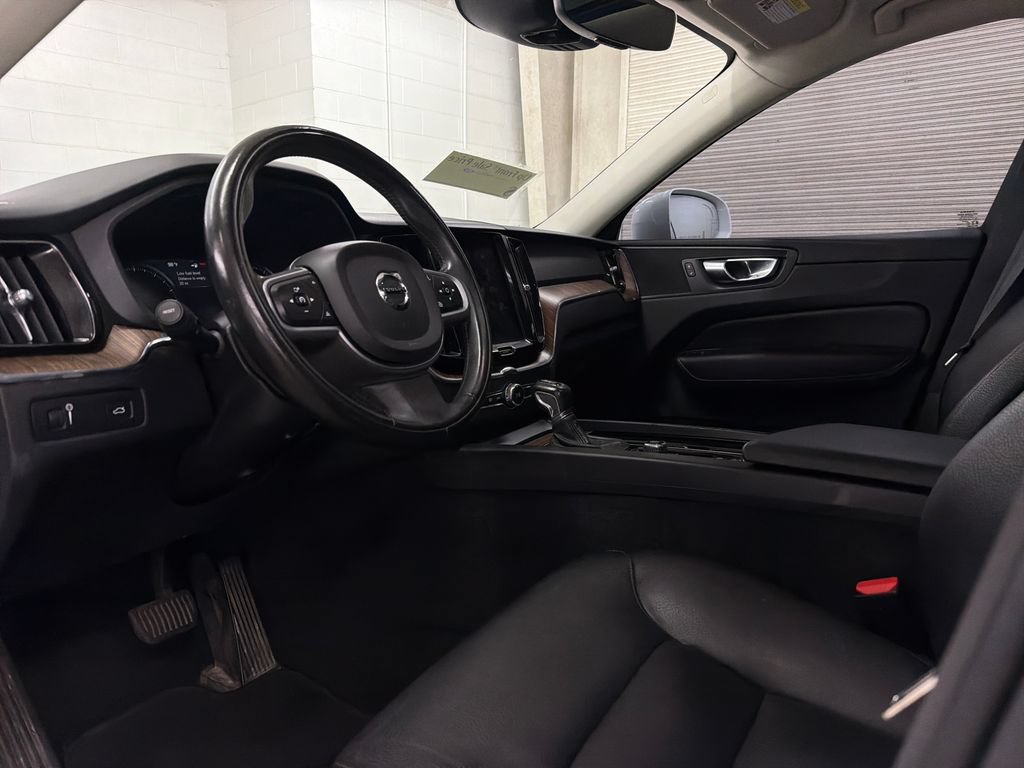 Used 2021 Volvo XC60 T6 Momentum AWD/4WD image 5