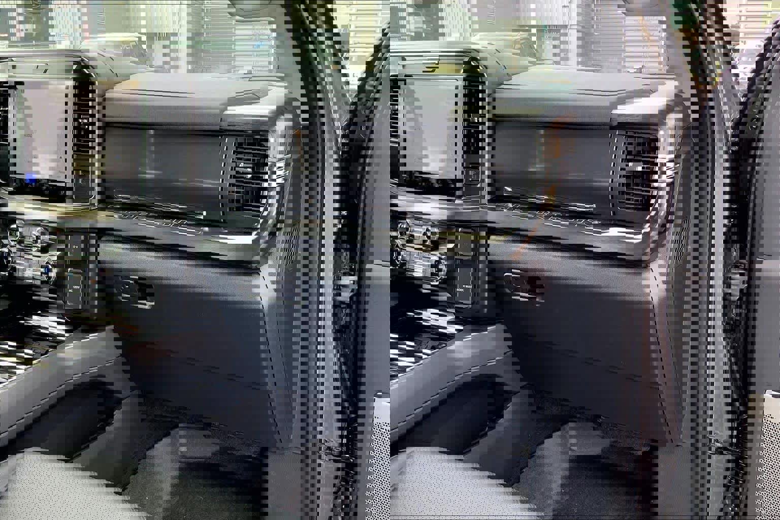 Certified 2025 Ford F250 Lariat w/ Tremor Off-Road Package image 18