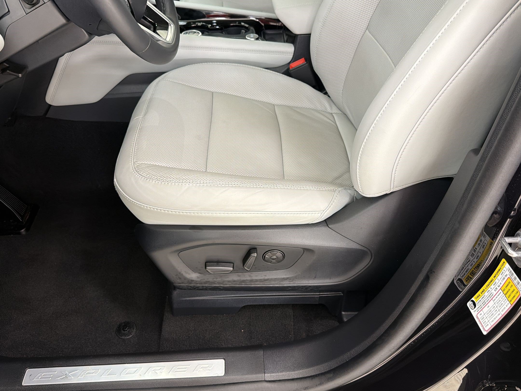 Certified 2025 Ford Explorer Platinum w/ Ultimate Package AWD/4WD image 14