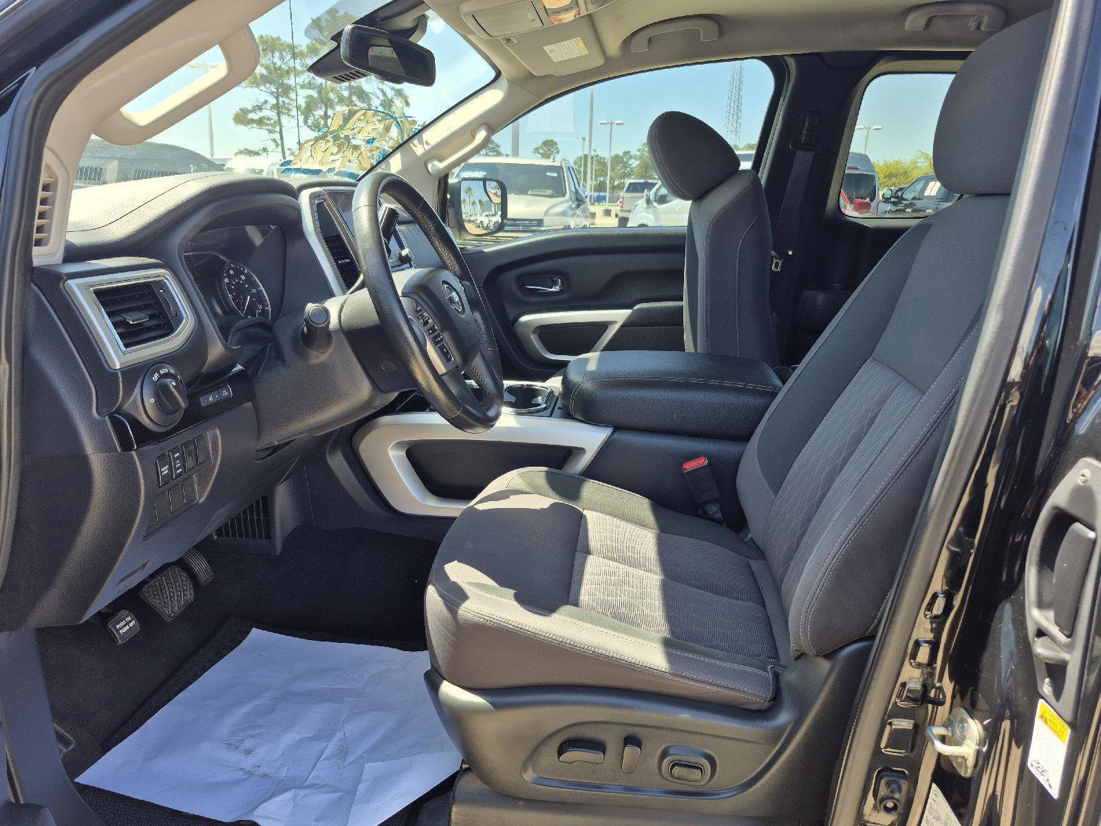Used 2020 Nissan Titan SV w/ SV Convenience Package image 7