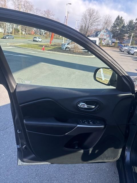 Used 2019 Jeep Cherokee Limited AWD/4WD image 16