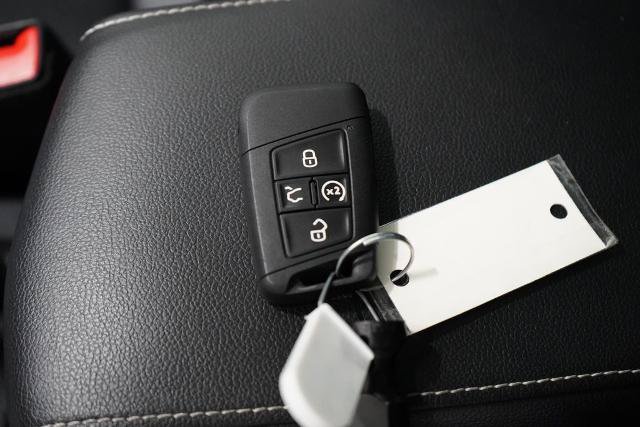 Used 2024 Volkswagen Tiguan SE R-Line FWD image 31