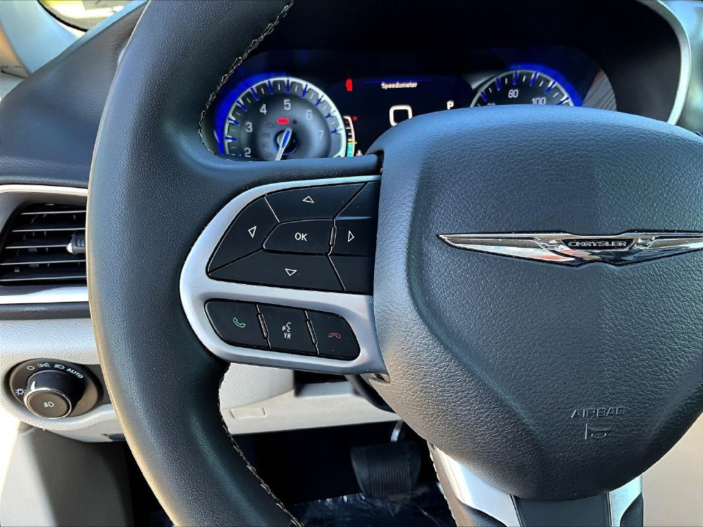 Used 2023 Chrysler Pacifica Touring-L FWD image 13