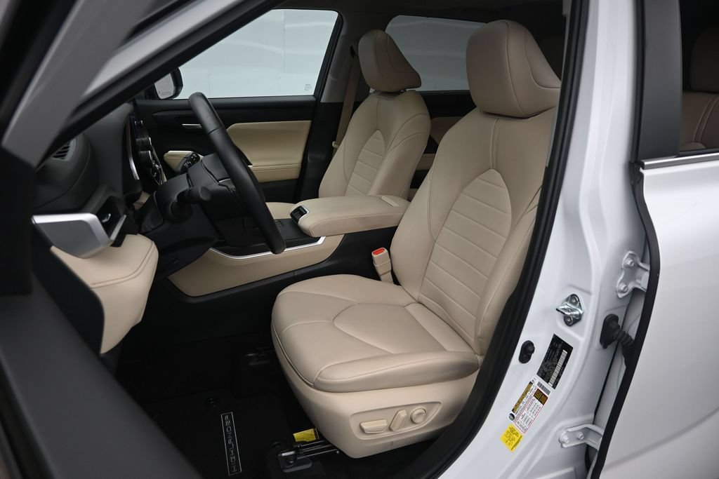 Used 2023 Toyota Highlander XLE FWD image 18