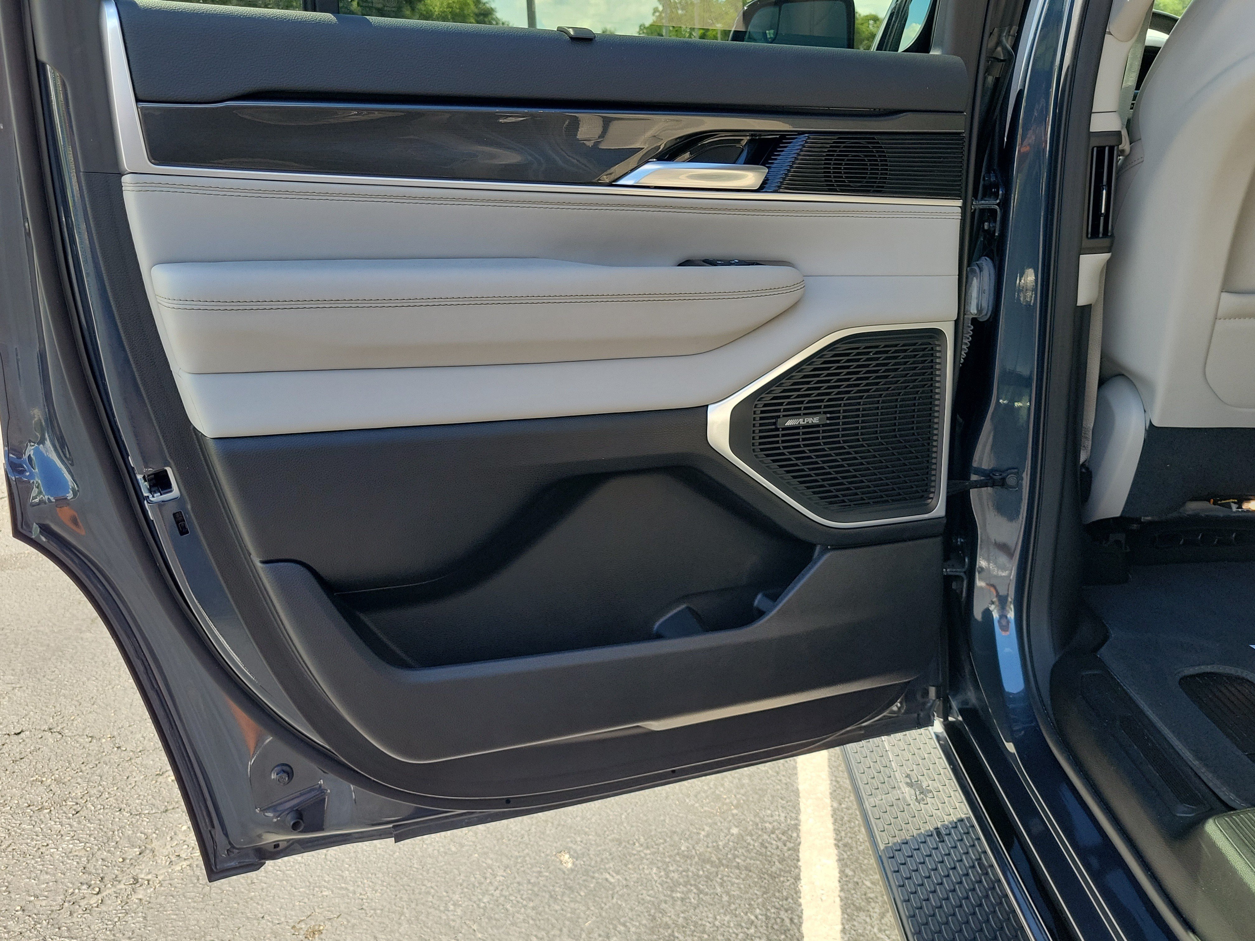 Used 2023 Jeep Wagoneer 4WD w/ Premium Group I image 10