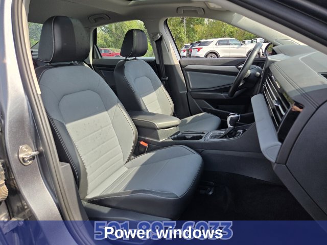 Used 2025 Volkswagen Jetta SE FWD image 17