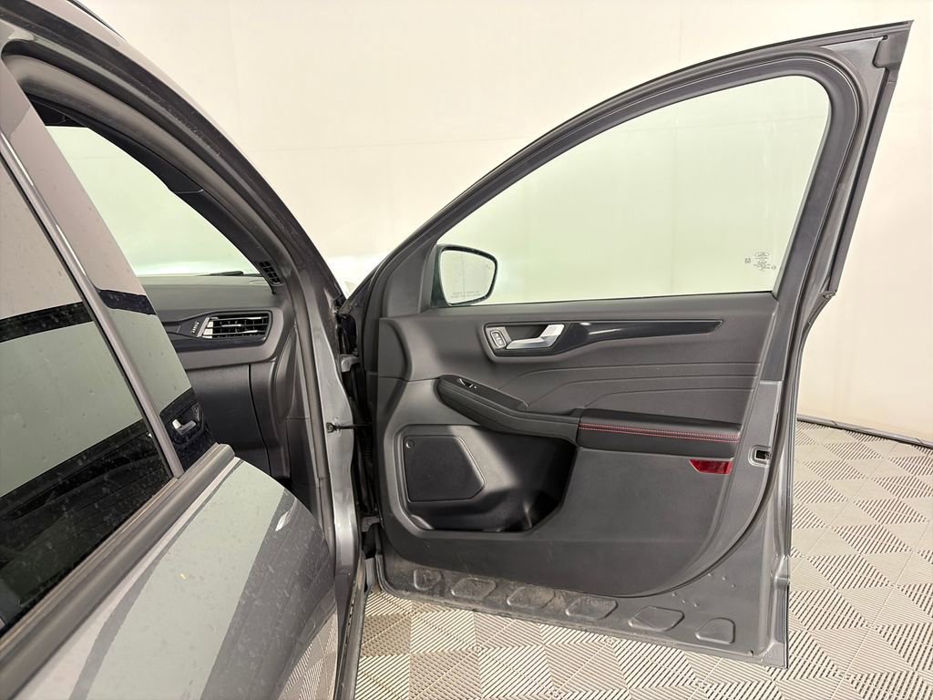 Certified 2025 Ford Escape ST-Line Select AWD/4WD image 30