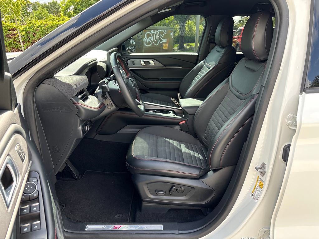 Certified 2025 Ford Explorer ST-Line w/ Premium Package RWD image 30