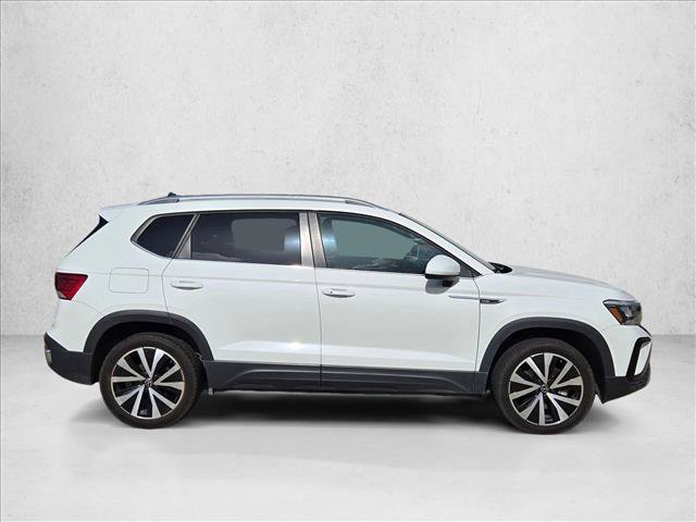 Used 2024 Volkswagen Taos SE w/ Panoramic Sunroof Package FWD image 4