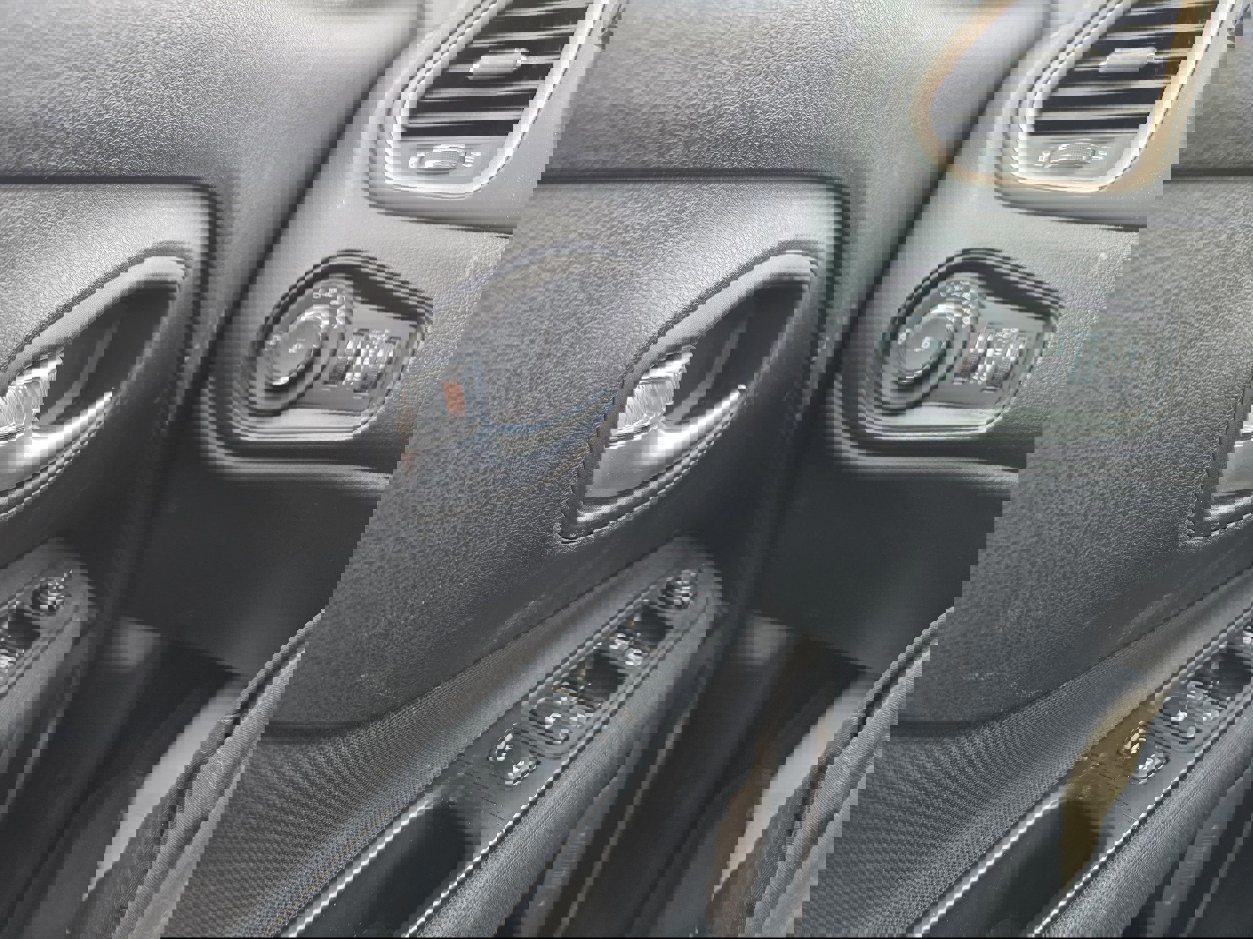 Used 2017 Jeep Renegade Latitude w/ Cold Weather Group image 18