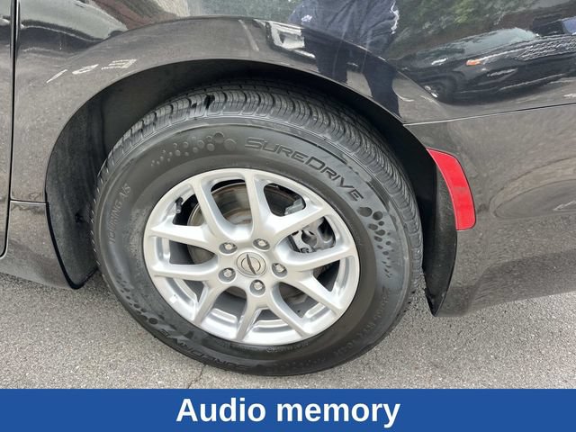 Used 2023 Chrysler Pacifica Touring-L FWD image 14