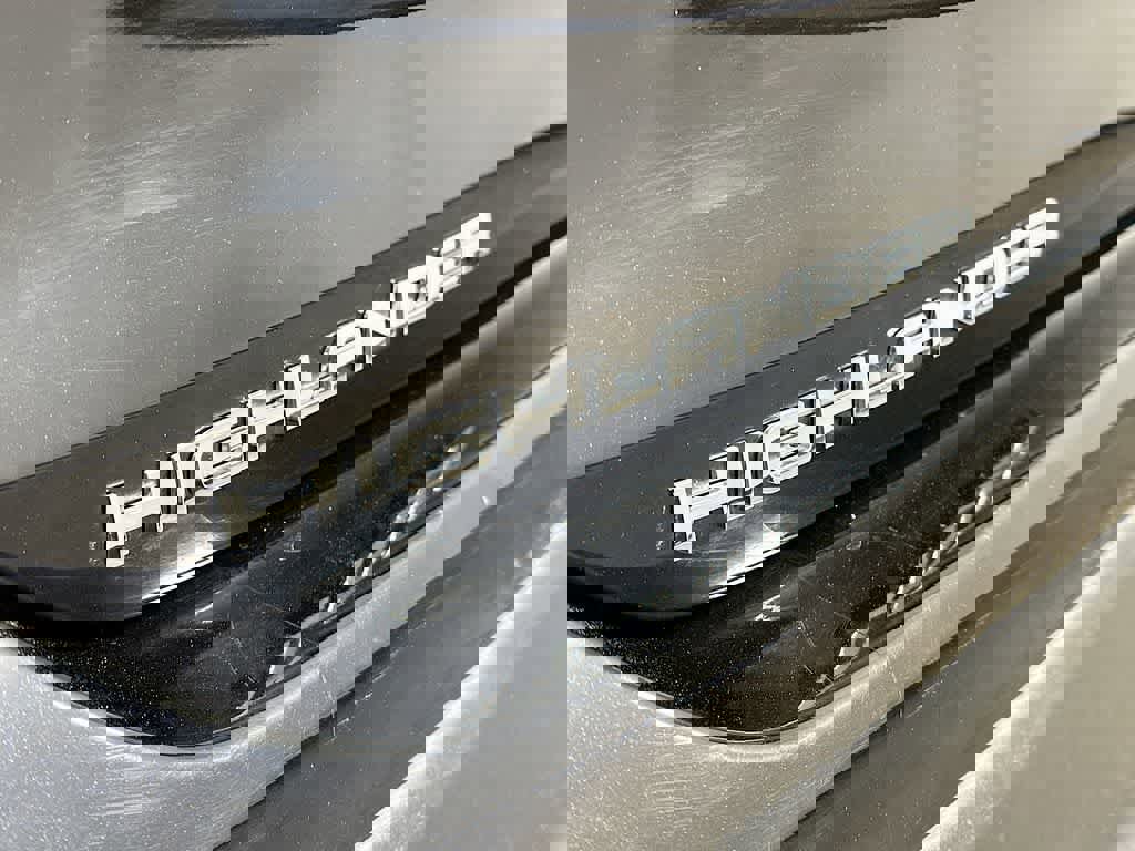 Used 2023 Toyota Highlander XLE image 7