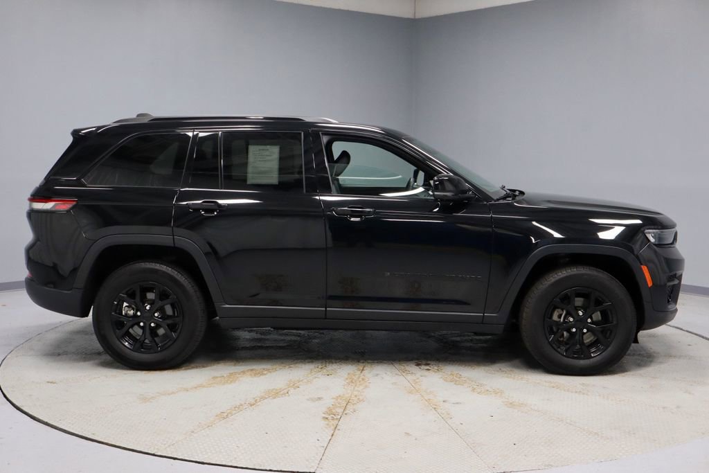 Used 2024 Jeep Grand Cherokee Altitude AWD/4WD image 12
