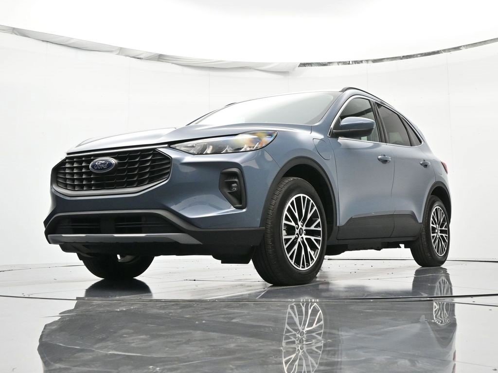 Certified 2025 Ford Escape SE w/ Class II Trailer Tow Package image 3