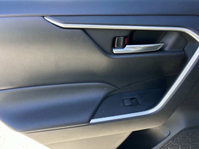 Used 2021 Toyota RAV4 XLE w/ Convenience Package FWD image 18