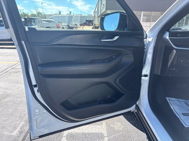 Used 2025 Jeep Grand Cherokee Altitude RWD image 13
