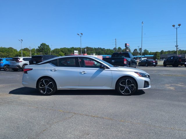 Used 2024 Nissan Altima 2.5 SR FWD image 3