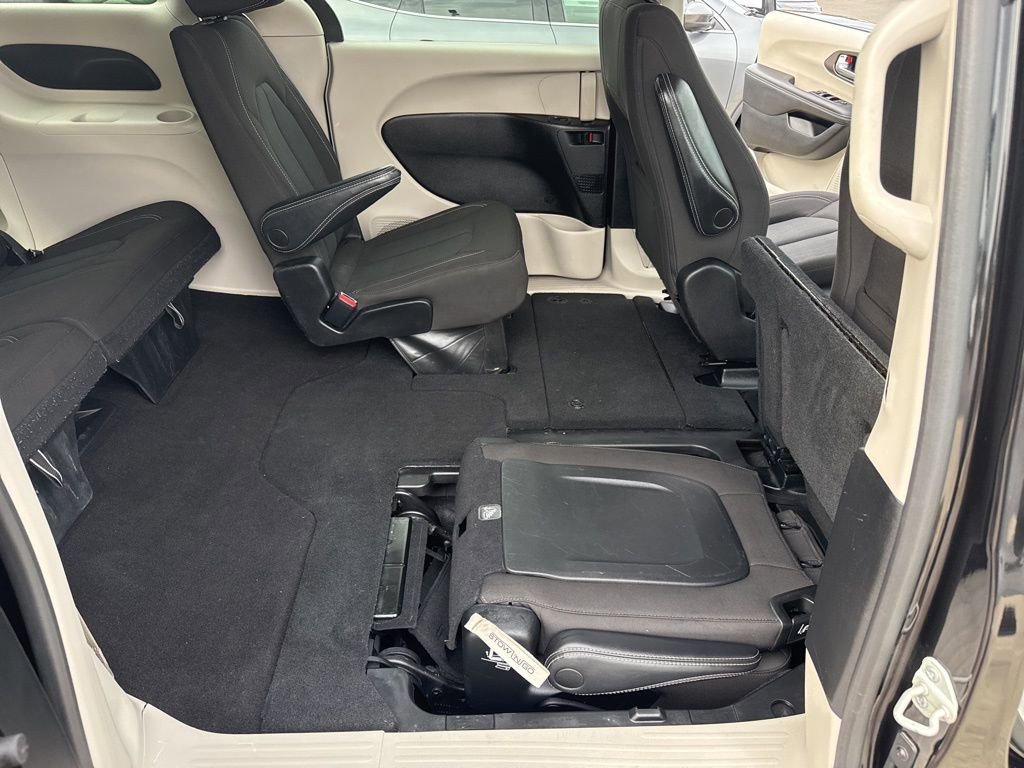 Used 2023 Chrysler Voyager LX image 49