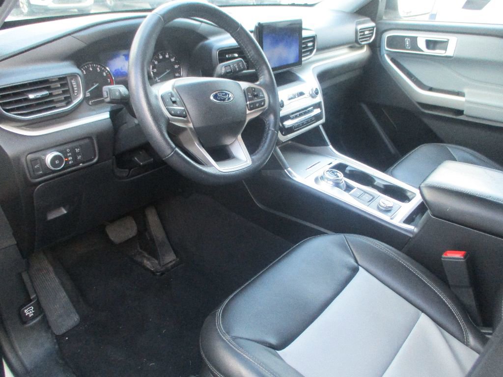 Certified 2022 Ford Explorer XLT w/ Equipment Group 202A image 5