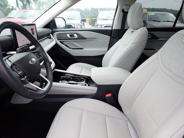 Certified 2025 Ford Explorer Platinum w/ LUX Leather Package AWD/4WD image 17