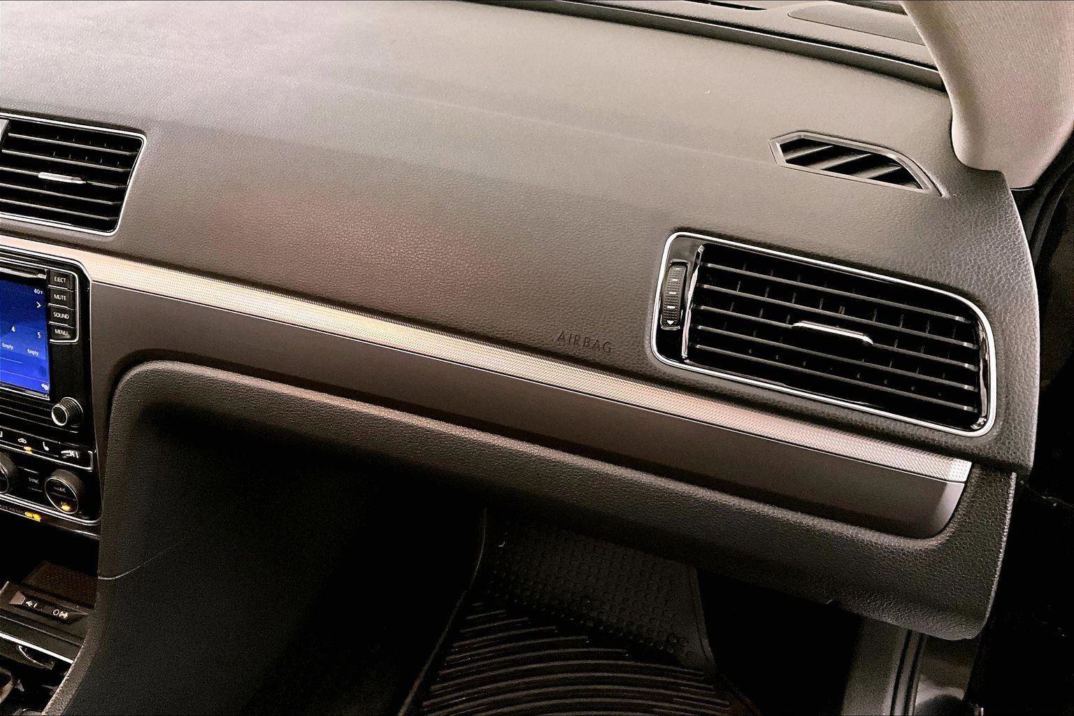 Used 2017 Volkswagen Passat 1.8T R-Line image 15