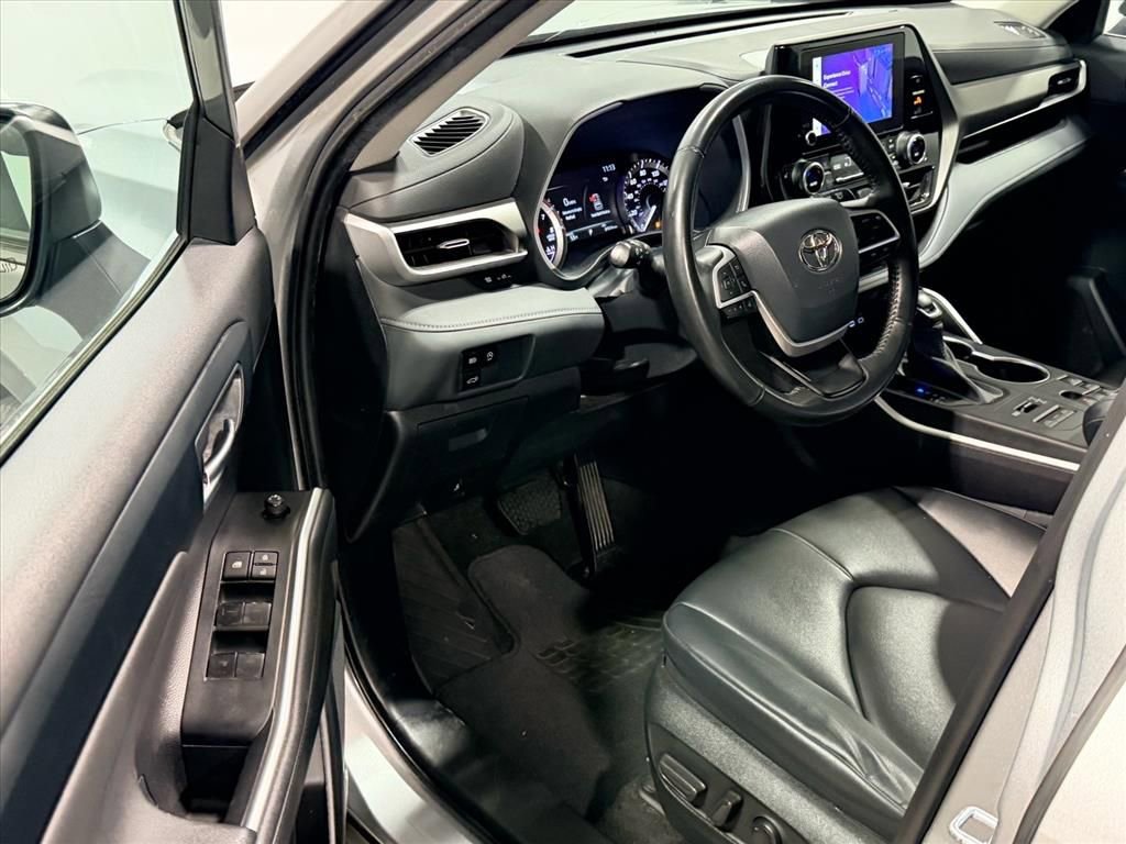 Used 2023 Toyota Highlander XLE image 10