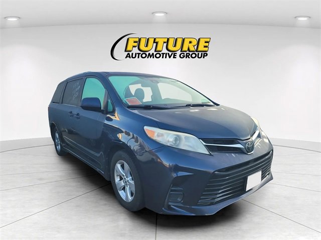 Used 2018 Toyota Sienna LE image 1