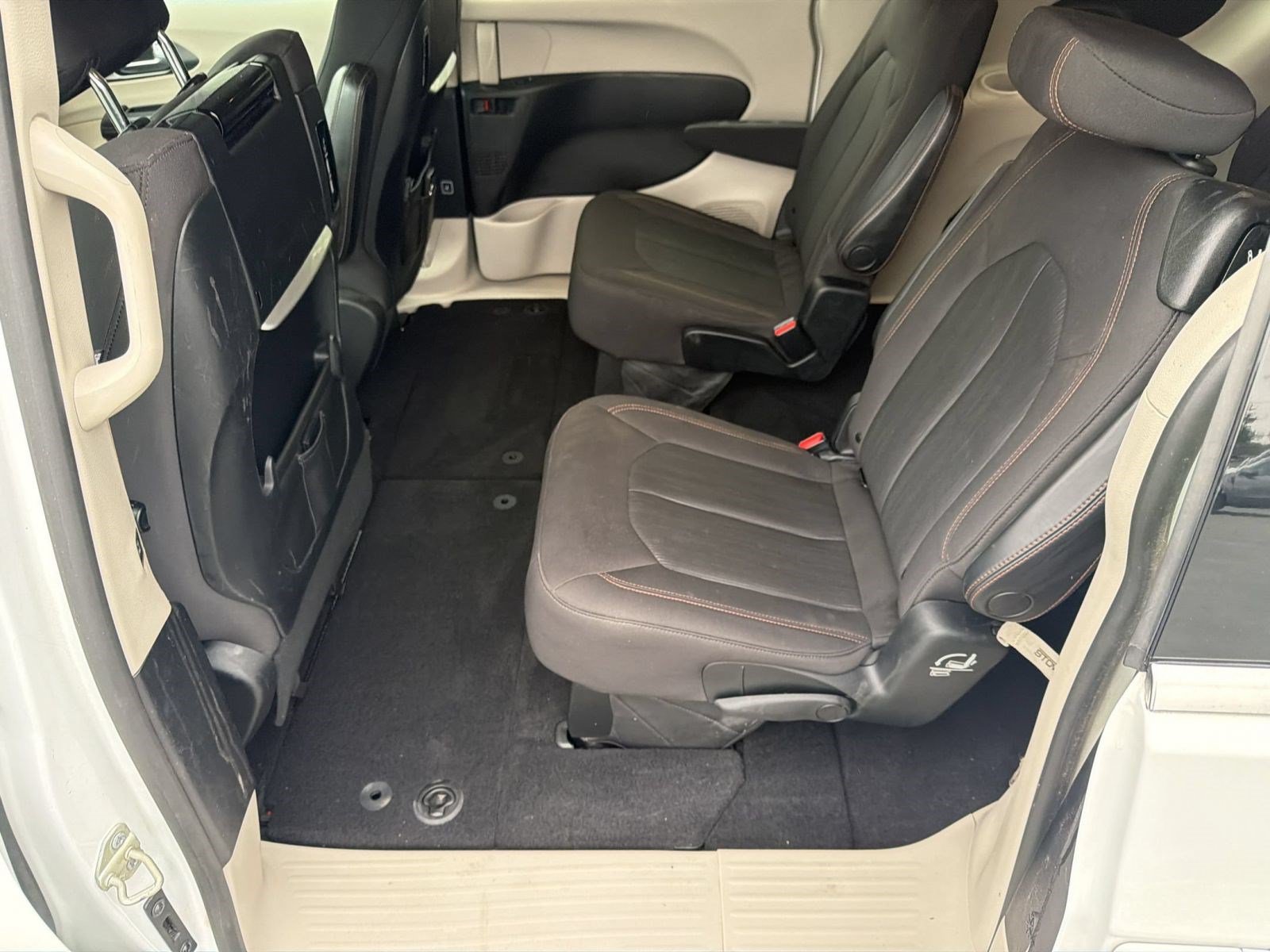 Used 2020 Chrysler Pacifica Touring FWD image 21