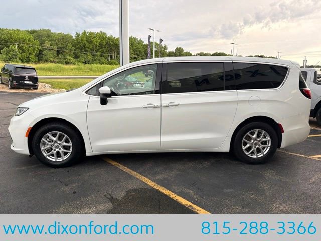 Used 2023 Chrysler Pacifica Touring-L FWD image 5