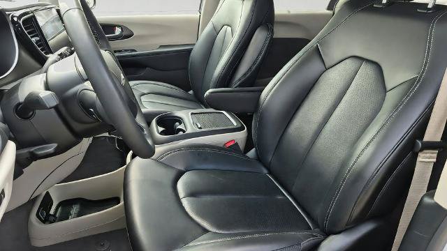 Used 2024 Chrysler Pacifica Touring-L FWD image 10