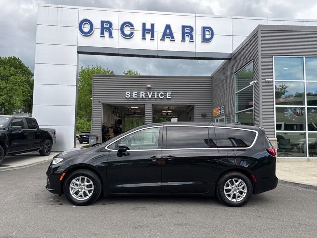 Used 2023 Chrysler Pacifica Touring-L FWD image 2