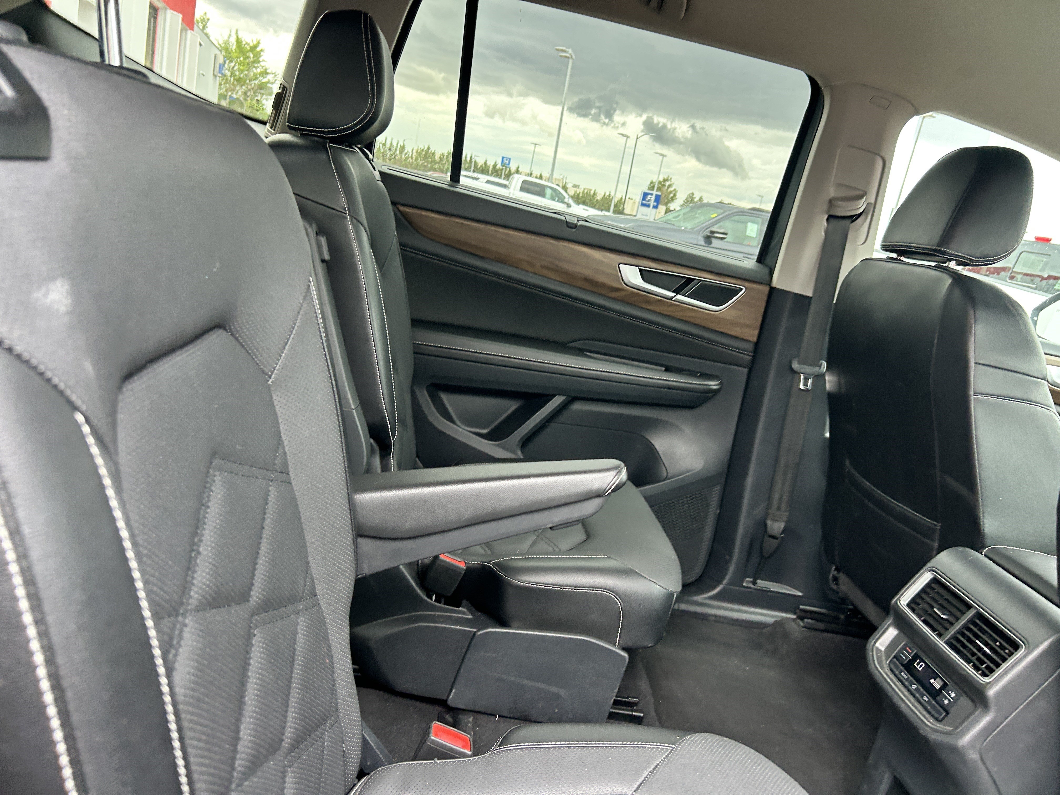 Used 2024 Volkswagen Atlas SE AWD/4WD image 12