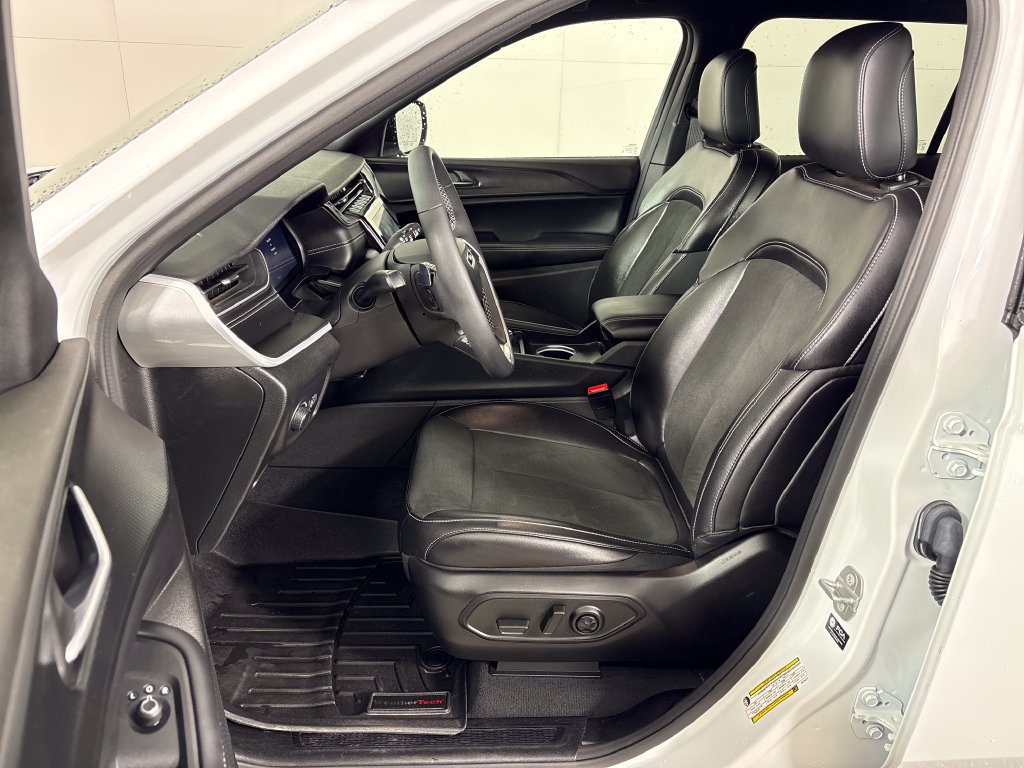 Used 2025 Jeep Grand Cherokee L Altitude RWD image 26