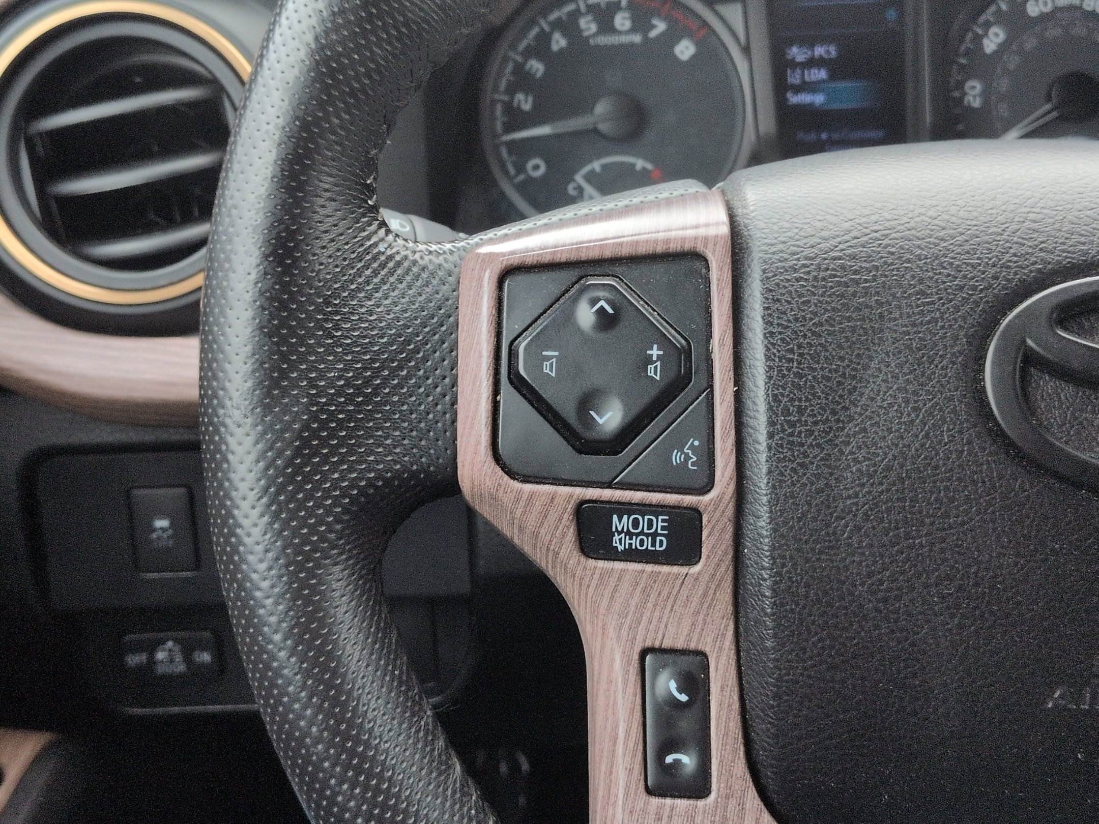 Used 2021 Toyota Tacoma TRD Off-Road w/ TRD Premium Off Road Package AWD/4WD image 18