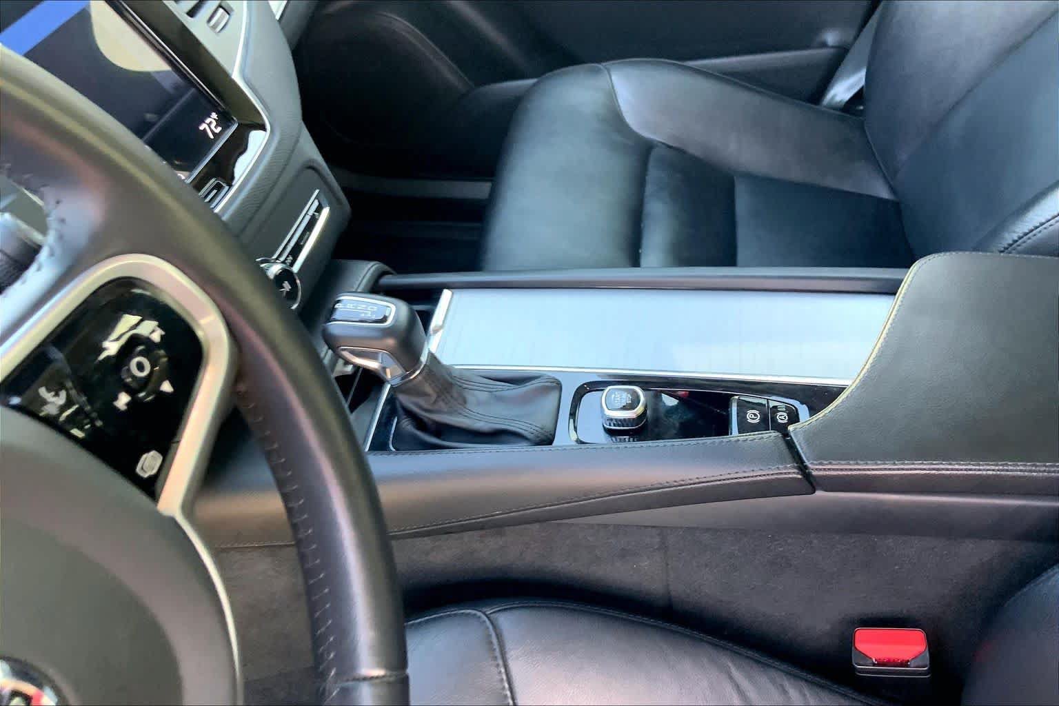 Used 2022 Volvo XC90 T5 Momentum FWD image 17