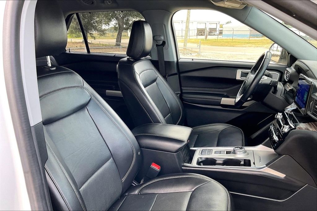 Certified 2022 Ford Explorer Limited RWD image 30