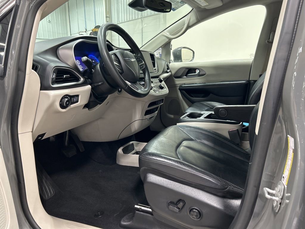 Used 2022 Chrysler Pacifica Touring-L image 10