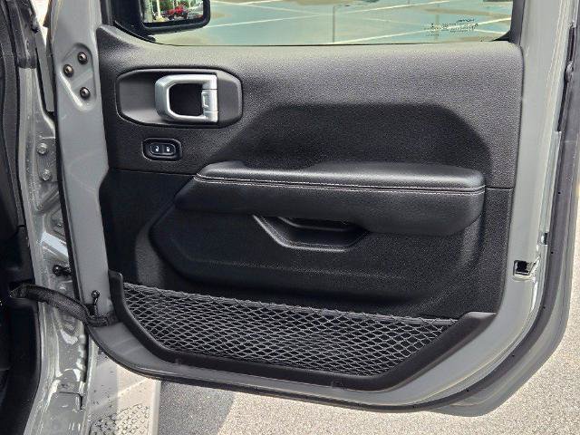 Used 2021 Jeep Gladiator Overland w/ Popular Equipment Package AWD/4WD image 6