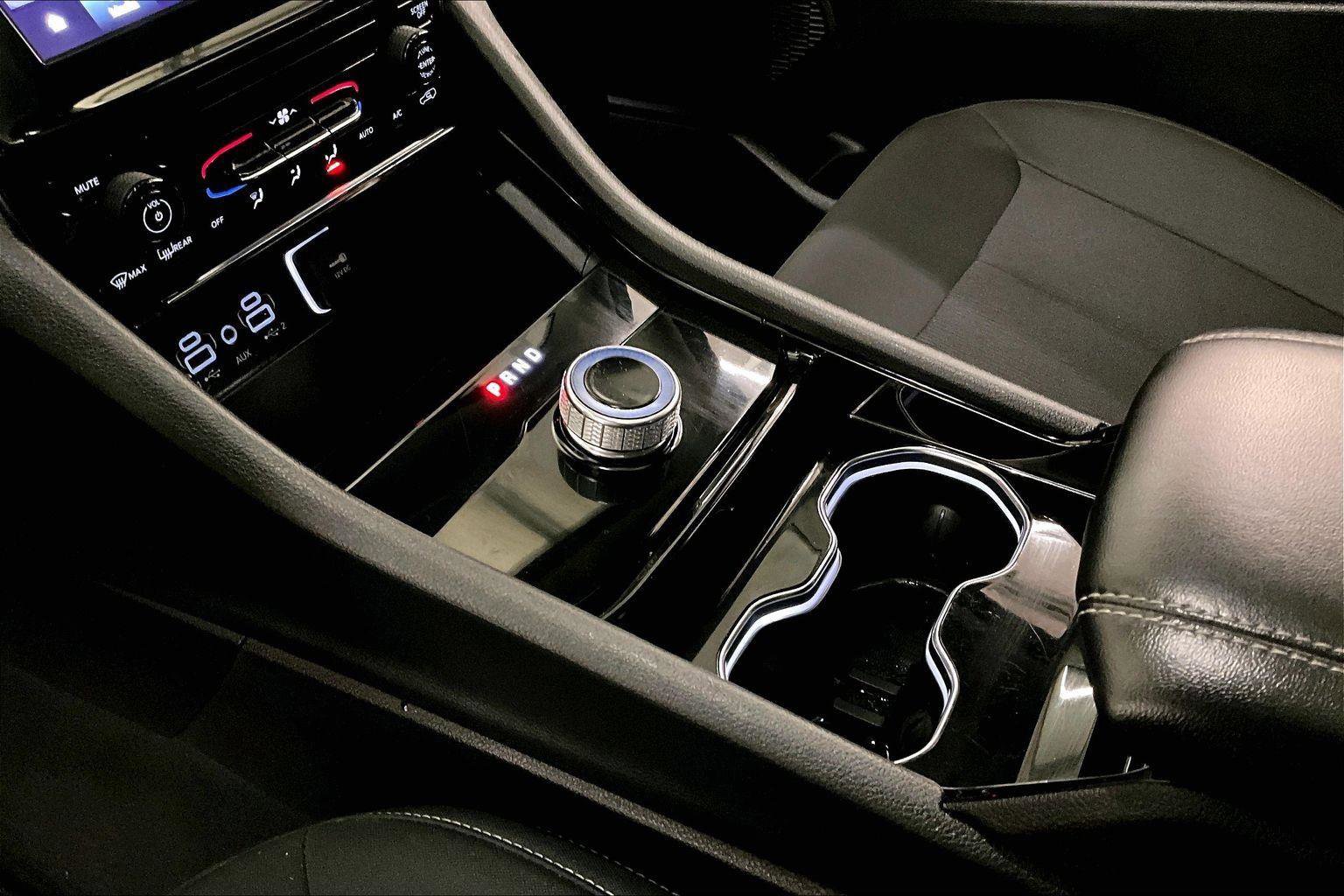 Used 2023 Jeep Grand Cherokee Laredo image 16