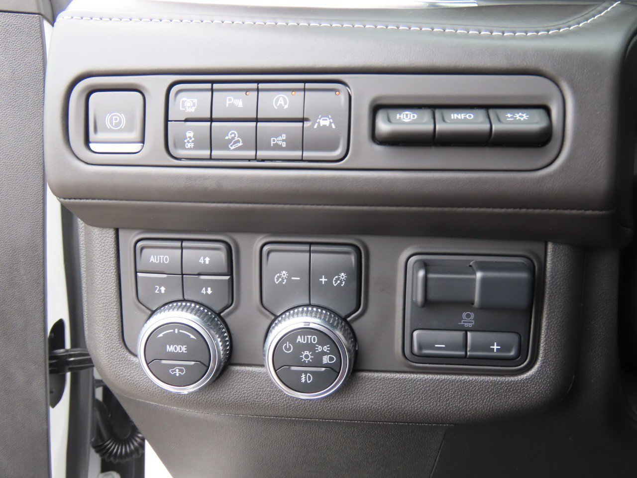 Used 2023 GMC Yukon XL Denali Ultimate AWD/4WD image 27