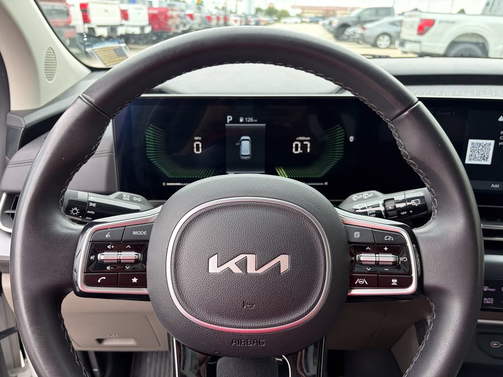 Used 2025 Kia Carnival FWD image 30