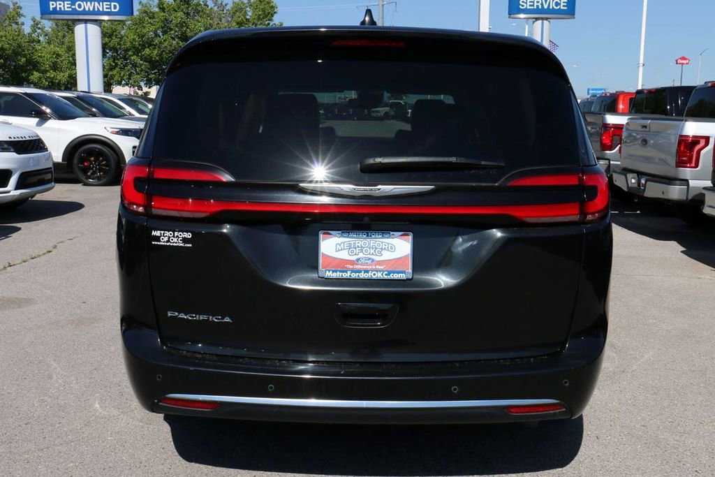Used 2023 Chrysler Pacifica Touring-L FWD image 6