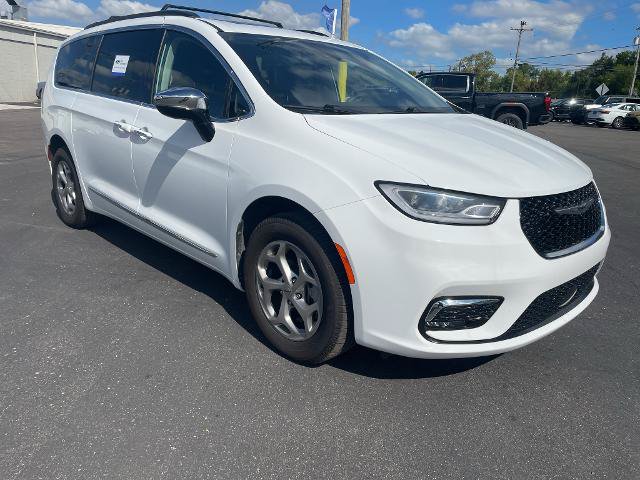 Used 2023 Chrysler Pacifica Limited AWD/4WD image 3