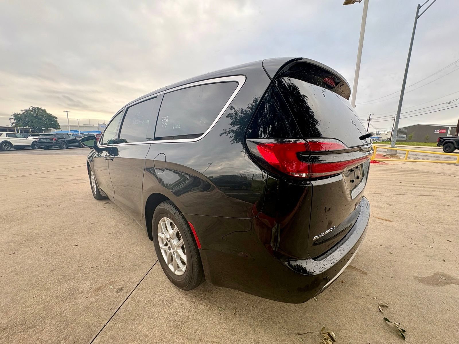 Used 2024 Chrysler Pacifica Touring-L FWD image 6