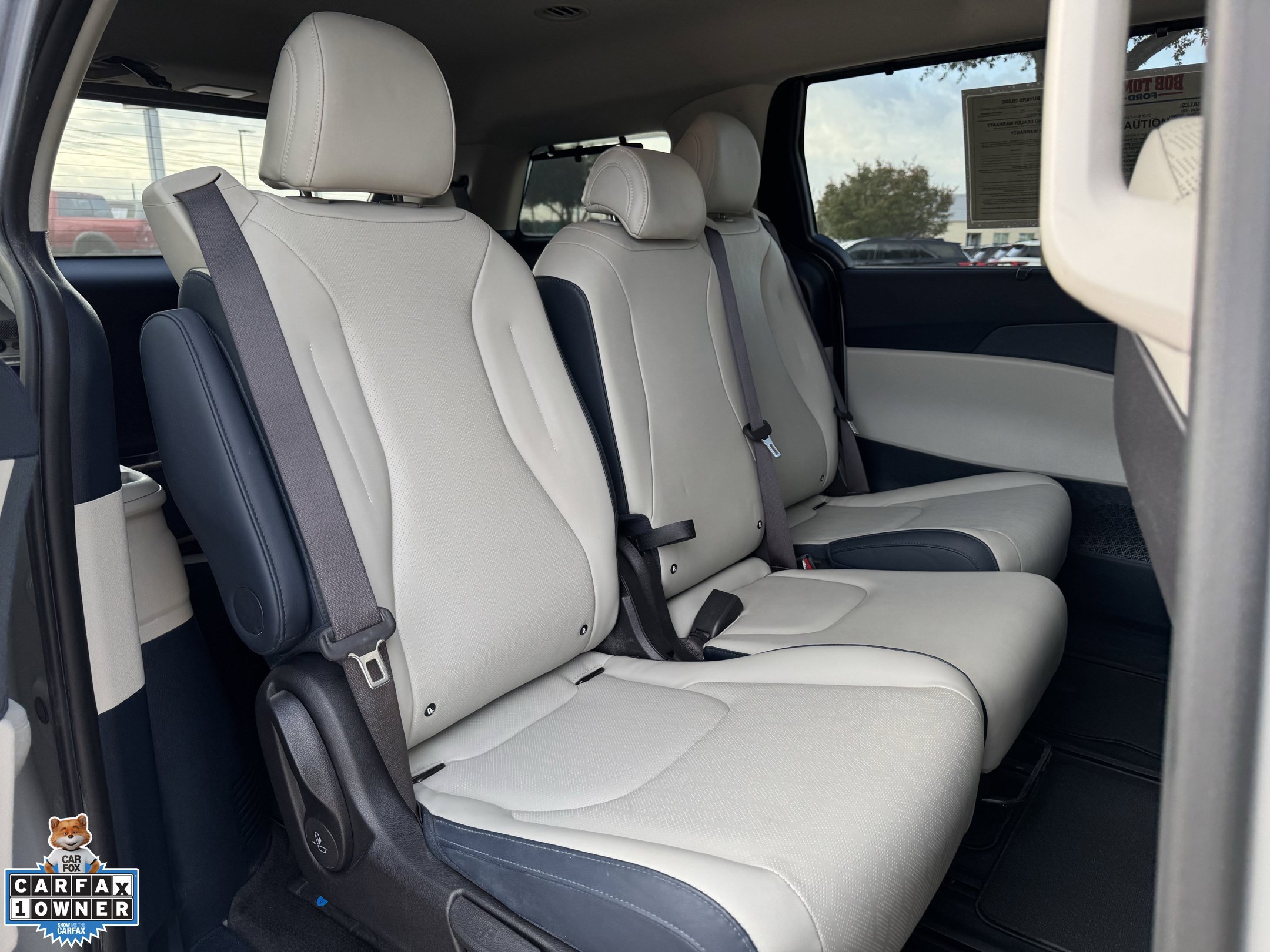 Used 2025 Kia Carnival EX FWD image 31