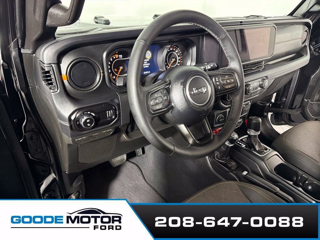 Used 2025 Jeep Gladiator Mojave w/ Convenience Group AWD/4WD image 9