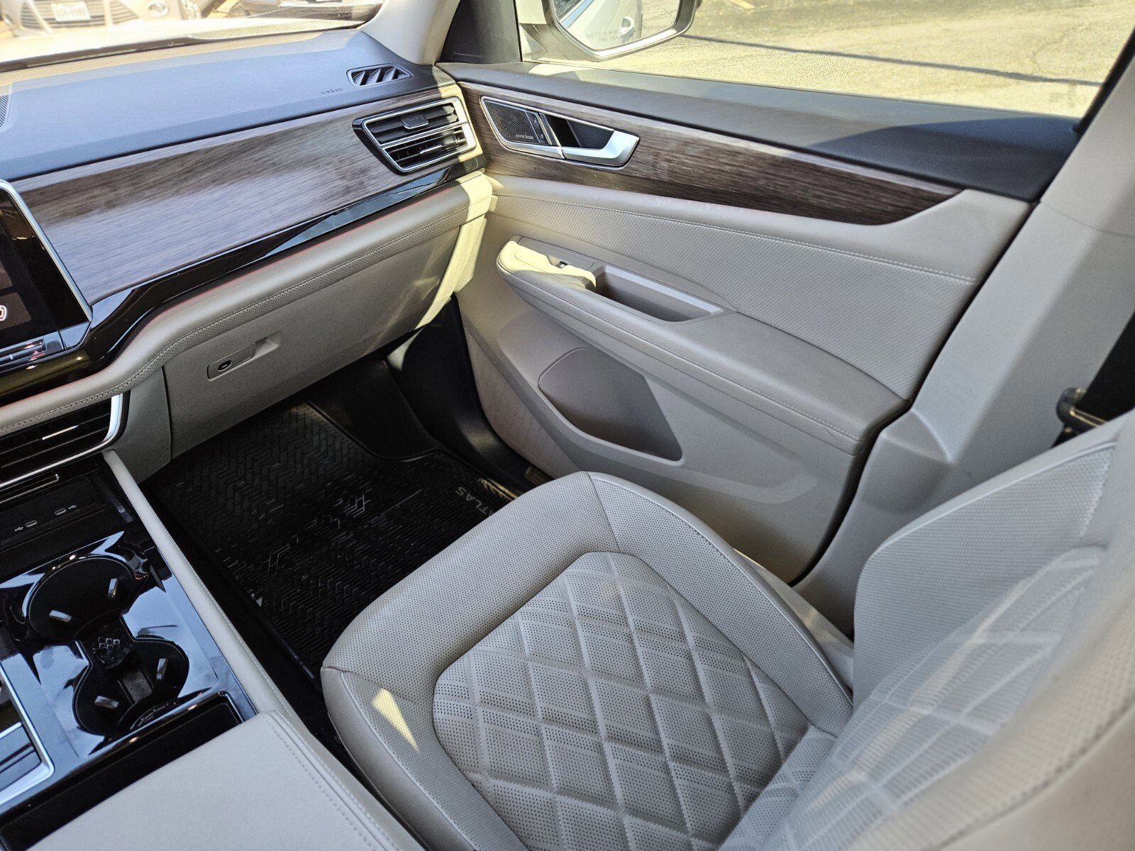 Used 2025 Volkswagen Atlas SEL Premium R-Line image 16