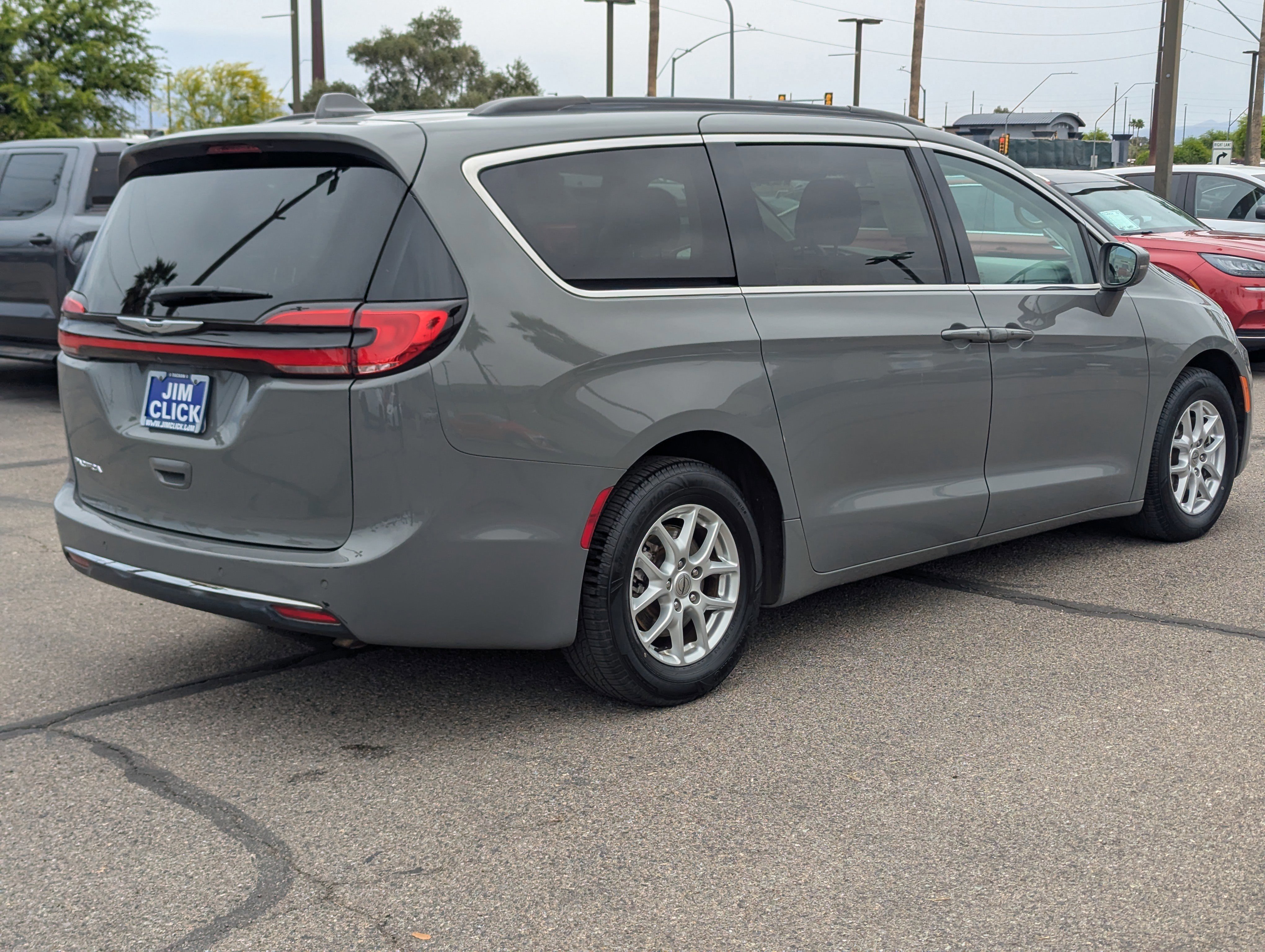 Used 2022 Chrysler Pacifica Touring-L image 4