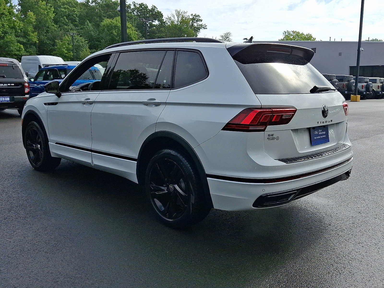 Used 2024 Volkswagen Tiguan SE R-Line AWD/4WD image 4